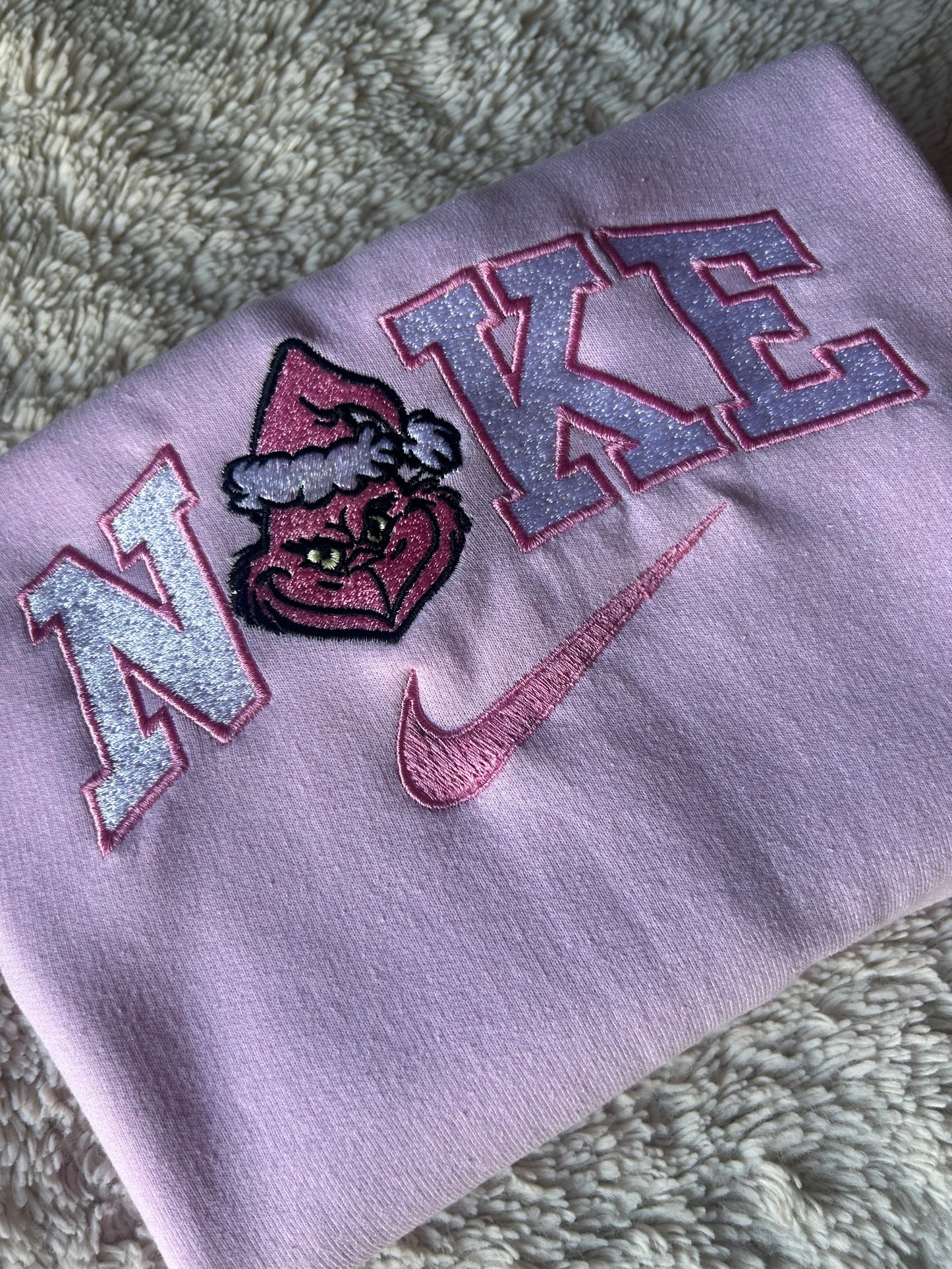 Sweat-shirt Oversize Molletonné • Broderie N*ke & Grinch de Noël