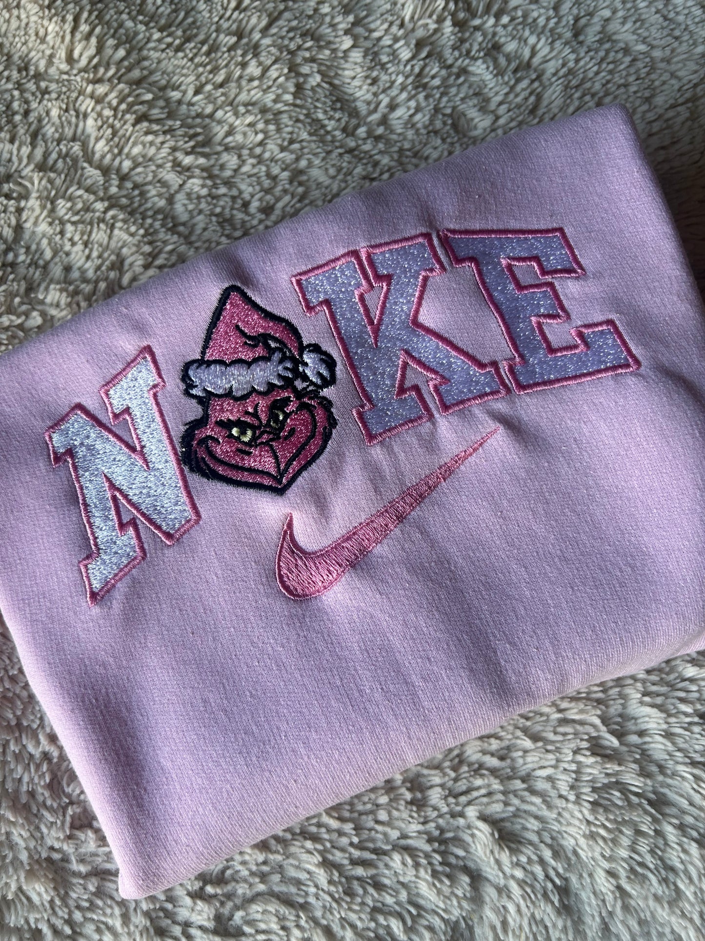 Sweat-shirt Oversize Molletonné • Broderie N*ke & Grinch de Noël