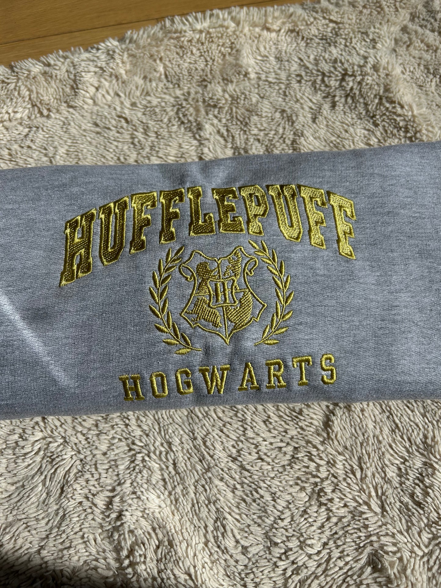 Sweat-shirt brodés Hufflepuff / Harry Potter