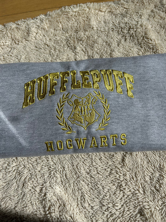 Sweat-shirt brodés Hufflepuff / Harry Potter