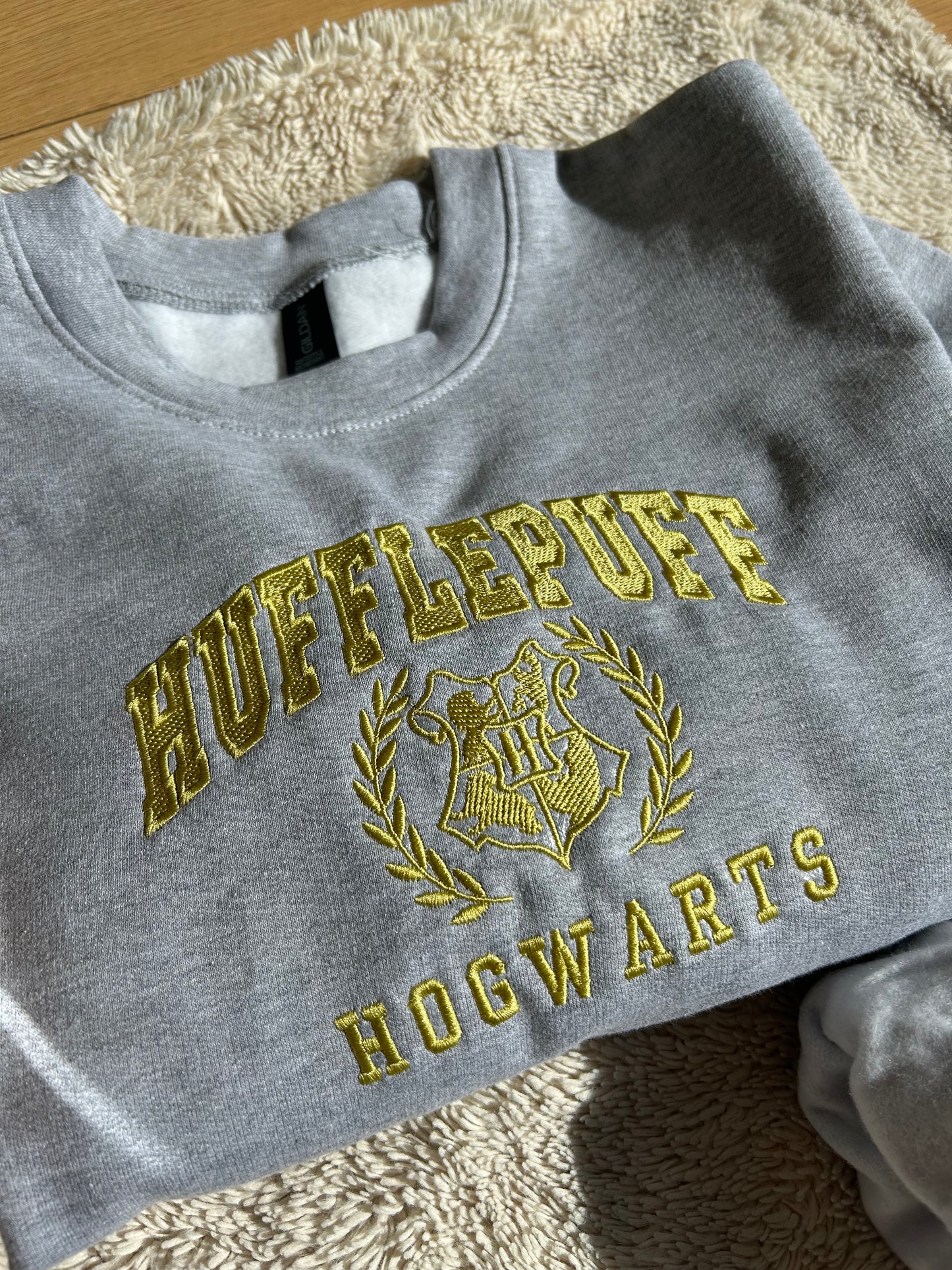 Sweat-shirt brodés Hufflepuff / Harry Potter