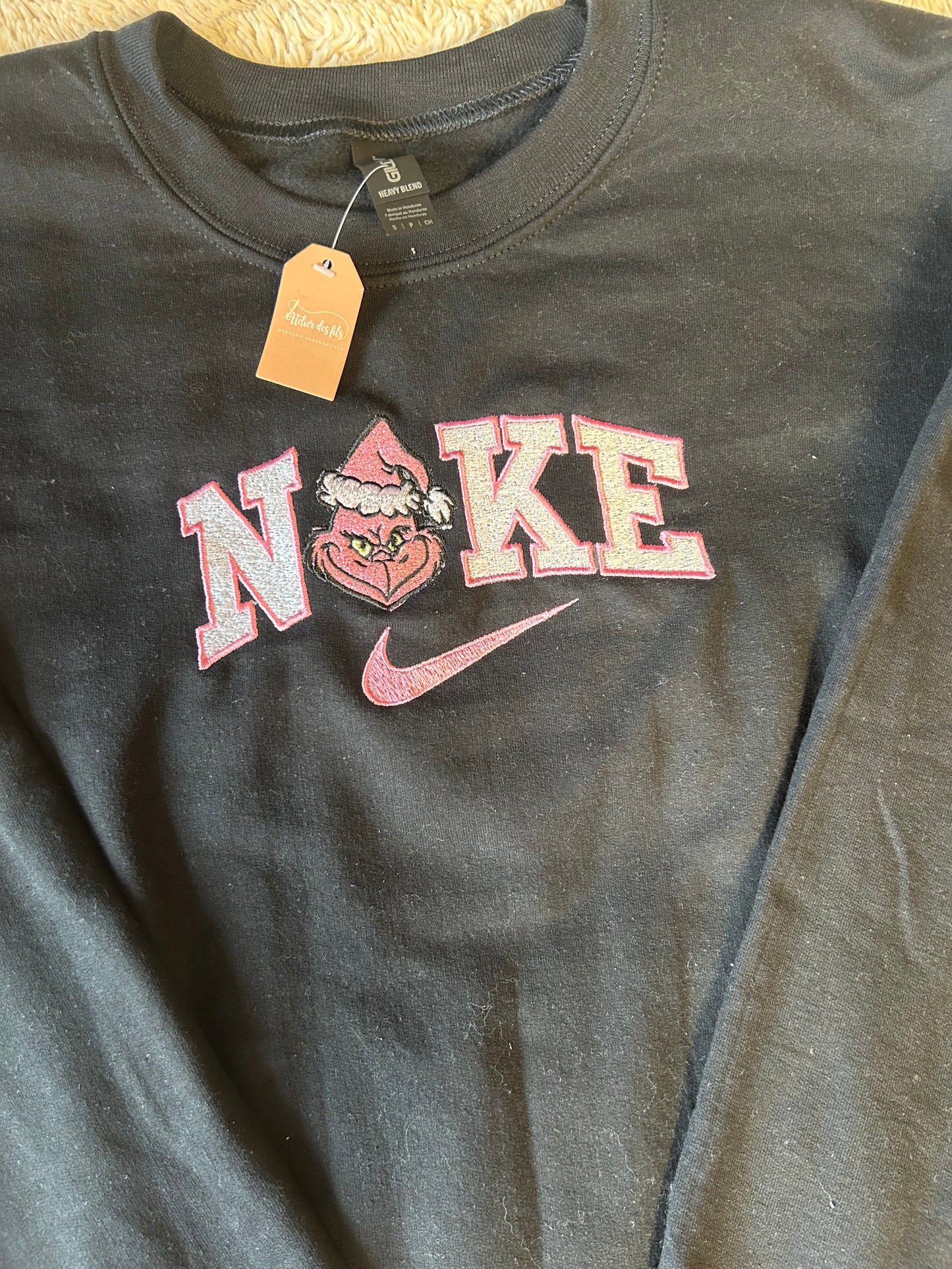 Sweat-shirt Oversize Molletonné • Broderie N*ke & Grinch de Noël